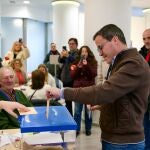 El candidato del PSOE a la Presidencia de la Junta de Extremadura, Miguel &Aacute;ngel Gallardo, vota en las elecciones de Extremadura este 21D