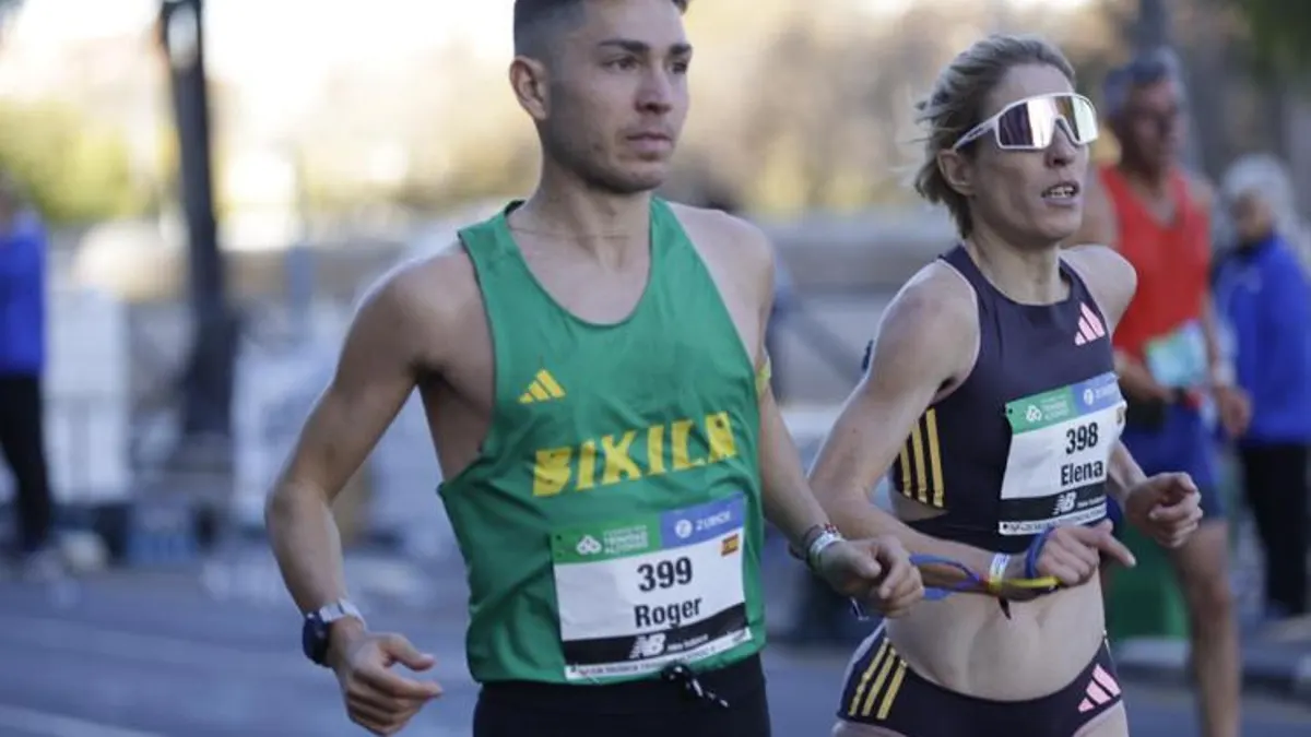 Elena Congost y su guía, Roger Sans, durante la maratón de Valencia