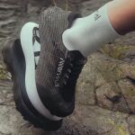 Una suela extrema, una entresuela intercambiable y una parte superior con Kevlar.