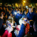 Grupos de personas impiden la entrada a los migrantes a la Parroquia Mare de D&eacute;u de Montserrat de Badalona