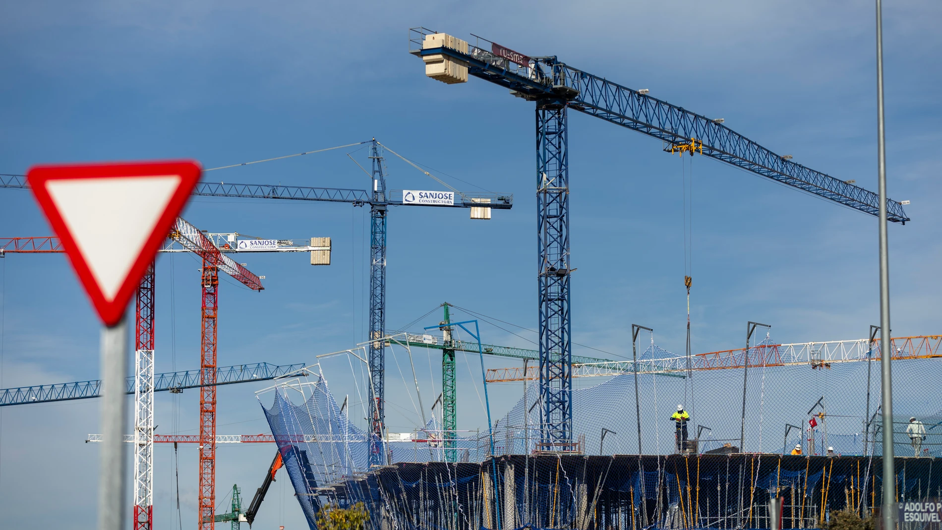 Construcción de nuevas viviendas. Gruas y obreros en la obras de nuevos edificios.