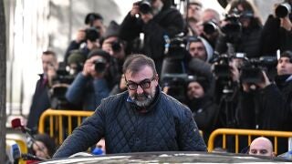 Koldo García, exasesor del ministro José Luis Ábalos, llega al Tribunal Supremo, donde el juez Leopoldo Puente decide si le envía a prisión preventiva o mantiene en libertad ante la gravedad de las penas que pide la Fiscalía contra ellos el mismo día en el que el comisionista y presunto corruptor Víctor de Aldama comparece en la Audiencia Nacional como investigado. 