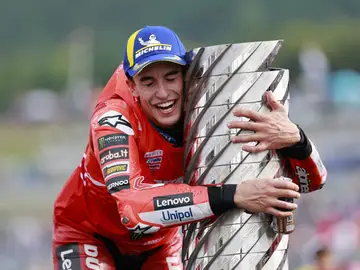 Marc Márquez abraza el trofeo del Gran Premio de Japón donde se proclamó campeón de MotoGP Marc Márquez abraza el trofeo del Gran Premio de Japón donde se proclamó campeón de MotoGP