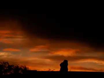 La Navidad se vivirá en Andalucía con cielos nubosos, con chubascos dispersos, que pueden ir ocasionalmente acompañados de tormentas en el litoral mediterráneo CÓRDOBA, 23/12/2025.-Una persona camina al atardecer despues de una jornada de frío y lluvia, este martes en Córdoba. La Nochebuena se vivirá mañana en Andalucía con cielos nubosos, con chubascos dispersos, que pueden ir ocasionalmente acompañados de tormentas en el litoral mediterráneo. La cota de nieve se situará en 1.200-1.400 metros y habrá heladas débiles a moderadas en las sierras orientales.-EFE/ Salas