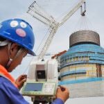 A staff member is monitoring the hoisting process of the CB20 module at the nuclear island hoisting site of Unit 3 of Shandong Haiyang Nuclear Power Plant. Shandong Haiyang Nuclear Power Plant in Yantai, Shandong, China on August 4, 2025.