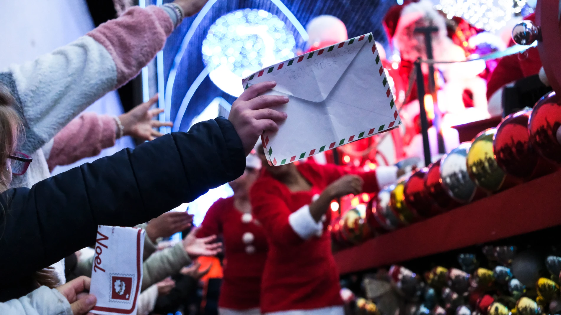 LA LAGUNA (TENERIFE), 23/12/2025.- Miles de personas asisten este martes a la Gran Cabalgata de Papá Noel por las calles del casco histórico de la ciudad de La Laguna, en Tenerife. EFE/Alberto Valdés