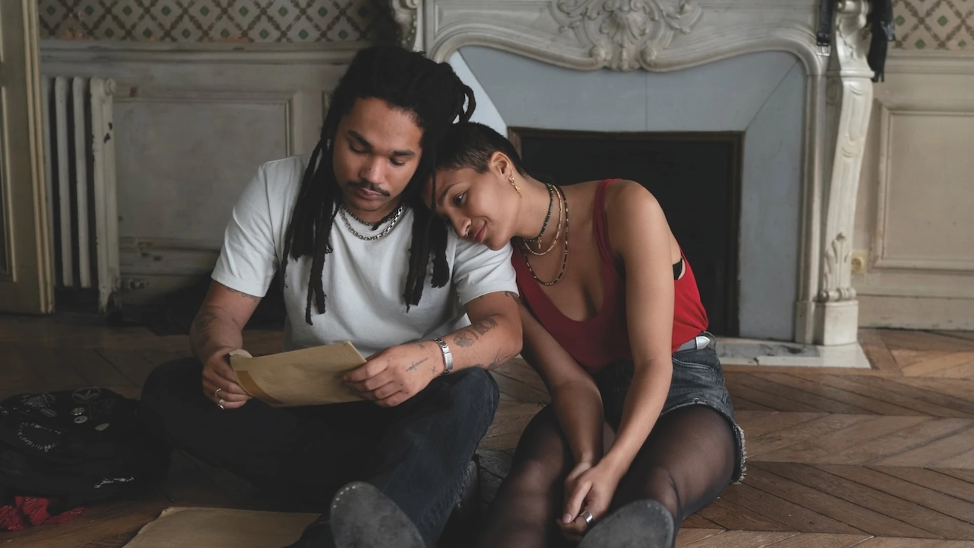 Luka Sabatt e Indya Moore en una escena de la cinta