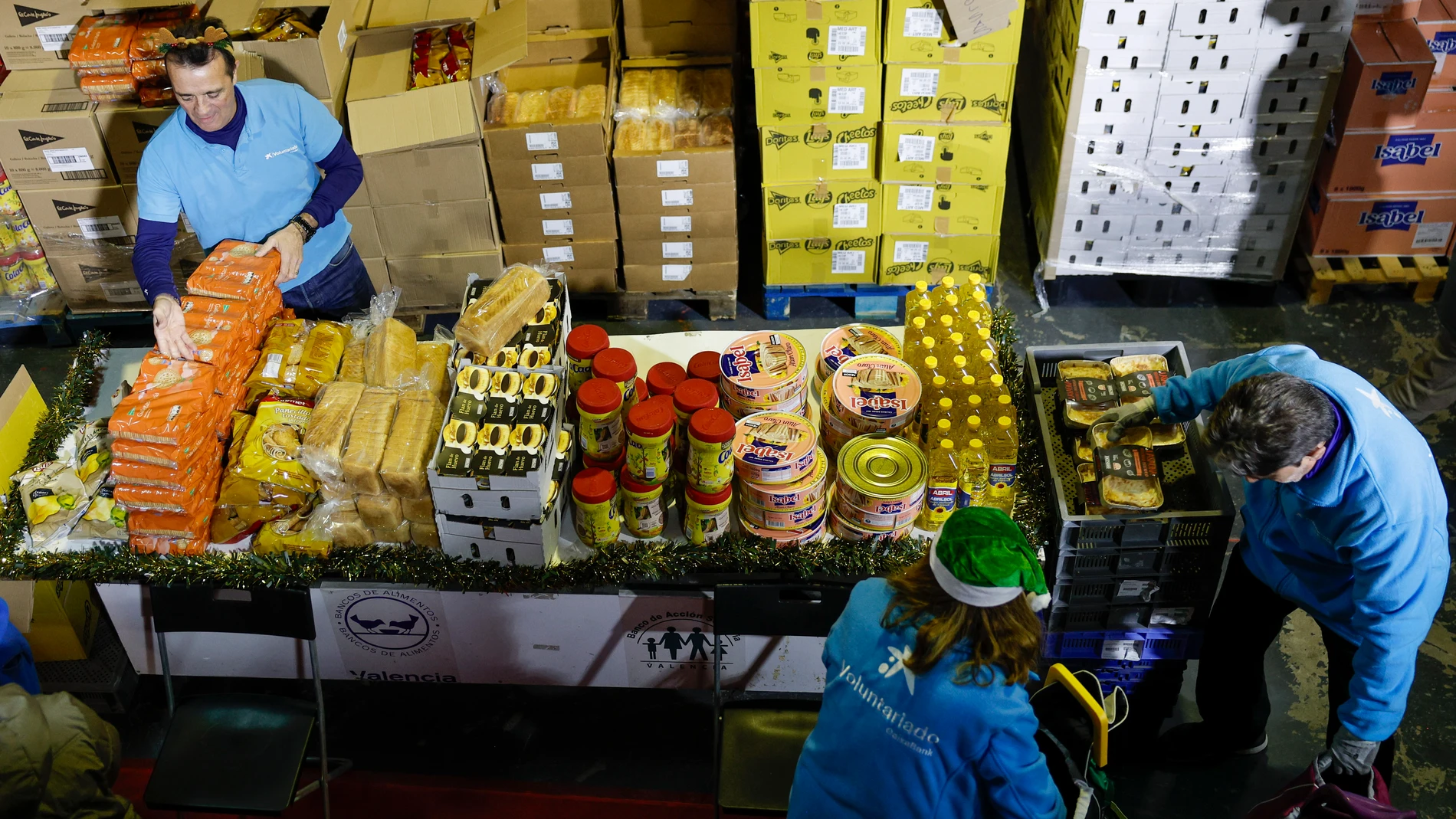 FOTODELDÍA VALENCIA, 23/12/2025.- Vista del tradicional reparto de alimentos navideño impulsado por el Banco de Alimentos y el Valencia CF, este martes en el estadio de Mestalla.-EFE/ Kai Forsterling