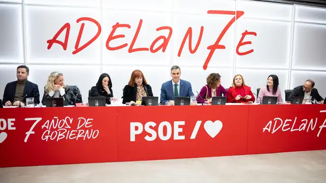 Malestar en el PSOE por la reacción de Ferraz a la debacle en Extremadura: "Es una torpeza" Malestar en el PSOE por la reacción de Ferraz a la debacle en Extremadura: "Es una torpeza"