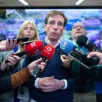 Almeida felicita la Navidad a los trabajadores que desarrollar&aacute;n sus labores durante la Nochebuena