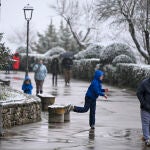 Varias personas disfrutan de la nieve ca&iacute;da en Morella