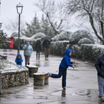 Varias personas disfrutan de la nieve caída en Morella