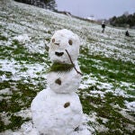 Detalle de un mu&ntilde;eco de nieve creado con la nieve ca&iacute;da este jueves en Morella 