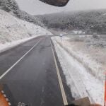 La nieve mantiene cortadas una decena de carreteras en Burgos, Navarra, Granada y Almer&iacute;a
