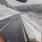 La nieve mantiene cortadas una decena de carreteras en Burgos, Navarra, Granada y Almería