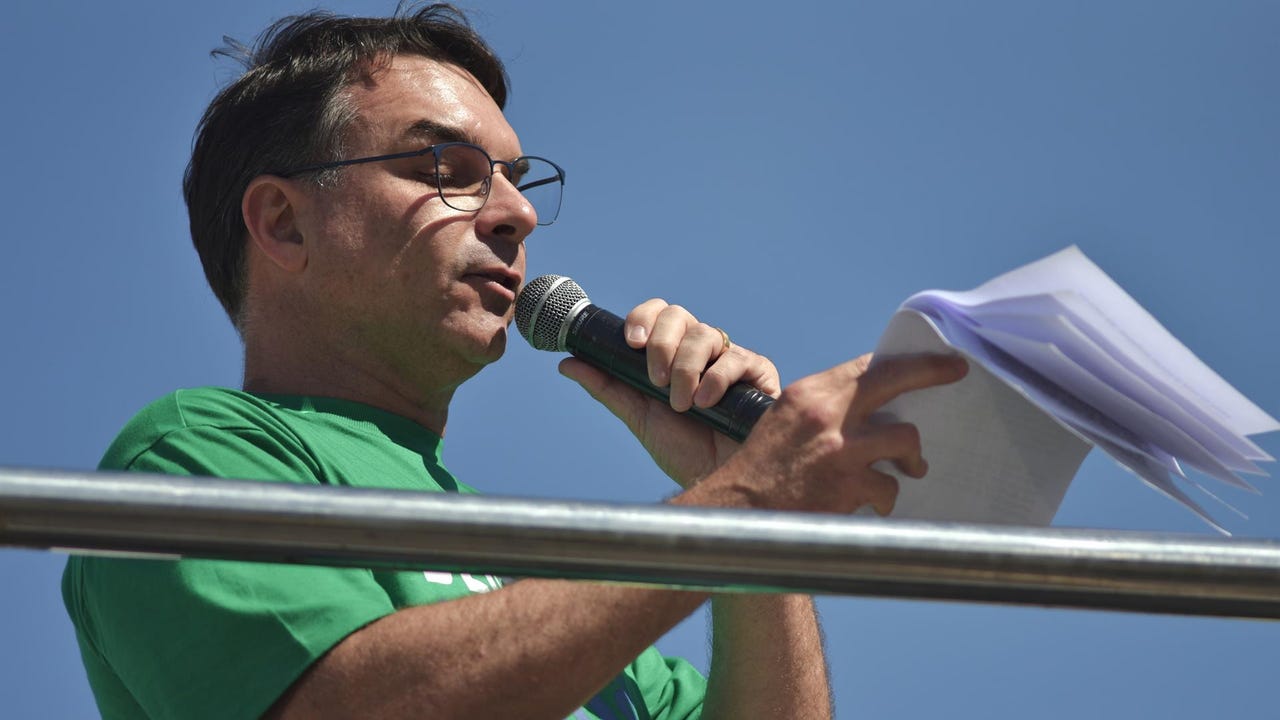 Bolsonaro nombra a su hijo Flávio como precandidato a la presidencia de Brasil en 2026