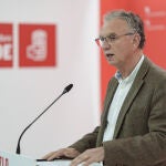 Rueda de prensa de Jos&eacute; Luis Quintana en la sede del PSOE de Extremadura