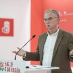 Rueda de prensa de Jos&eacute; Luis Quintana en la sede del PSOE de Extremadura