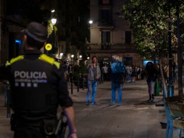 Agentes de la Guardia Urbana de Barcelona, frente a j&oacute;venes en ambiente festivo