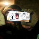 Un vecino de Villaman&iacute;n muestra, durante la reuni&oacute;n, una papeleta con el "Gordo"