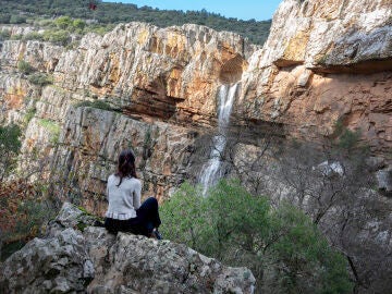 ALDEAQUEMADA (JA&Eacute;N), 26/12/2025.-Una persona observa el Salto de la Cimbarra en Aldeaquemada este viernes, con agua tras las recientes lluvias.-EFE/Jos&eacute; Manuel Pedrosa.