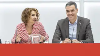 El secretario general del PSOE, Pedro Sánchez, acompañado por María Jesús Montero, durante una reunión de la Comisión Ejecutiva Federal del PSOE. El secretario general del PSOE, Pedro Sánchez, acompañado por María Jesús Montero, durante una reunión de la Comisión Ejecutiva Federal del PSOE.