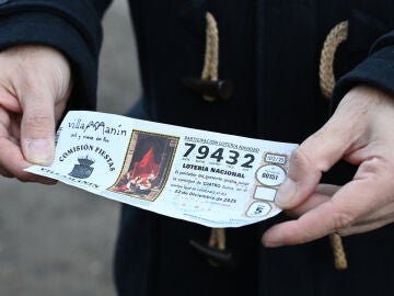 VILLAMAN&Iacute;N (LE&Oacute;N) 26/12/2025.- El 'Gordo' de la Loter&iacute;a de Navidad dej&oacute; una lluvia de millones en Villaman&iacute;n (Le&oacute;n) con varias series del n&uacute;mero 79.432 vendidas por la comisi&oacute;n de fiestas de la localidad, aunque esa alegr&iacute;a se ha tornado en adversidad ya que 50 papeletas vendidas en participaciones de 5 euros no est&aacute;n respaldadas por los diez d&eacute;cimos correspondientes.La situaci&oacute;n ha provocado que de los cerca de 35 millones de euros que correspond&iacute;an a las papeletas agraciadas falten cuatro m...