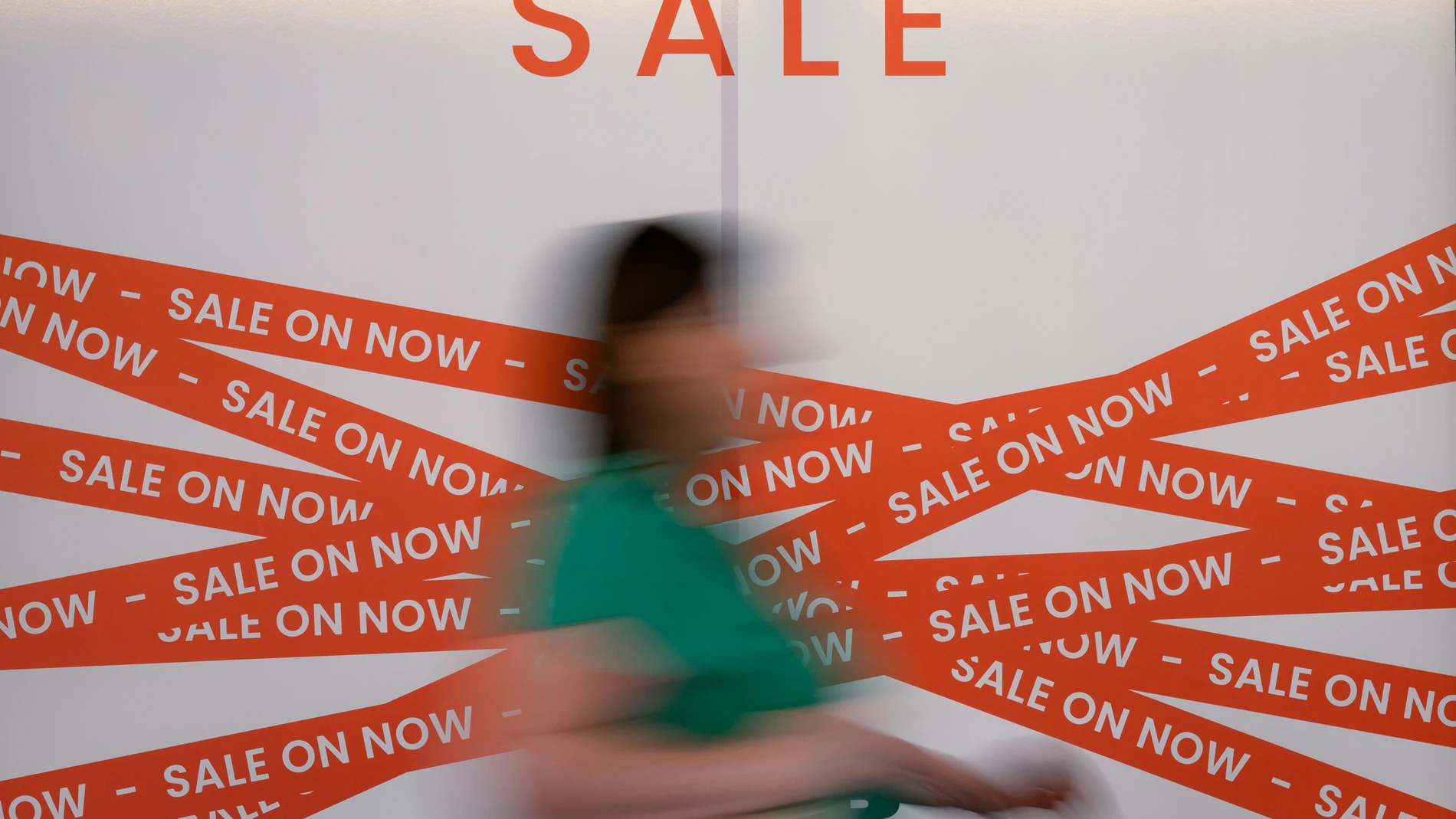 FOTODELDÍA SÍDNEY (Australia), 26/12/2025.- Una persona pasa junto a un cartel de rebajas durante las rebajas del 26 de agosto en el centro comercial Pitt St de Sídney, Australia, este viernes. EFE/ George Chan AUSTRALIA AND NEW ZEALAND OUT