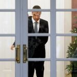 El presidente del Gobierno, Pedro S&aacute;nchez, sale a recibir al presidente de Palestina, Mahmoud Abbas, este mi&eacute;rcoles en el Palacio de la Moncloa en Madrid.