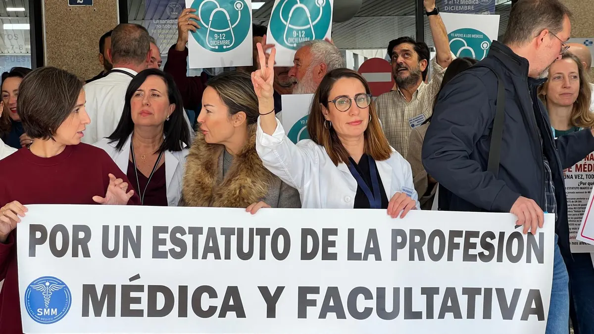 Concentración en Melilla durante la huelga de médicos contra el Ministerio de Sanidad por el Estatuto Marco