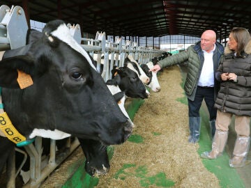 Gonz&aacute;lez Corral durante una visita a una explotaci&oacute;n ganadera