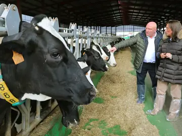 González Corral durante una visita a una explotación ganadera González Corral durante una visita a una explotación ganadera