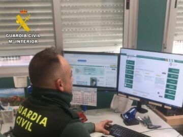 Un agente de la Guardia Civil