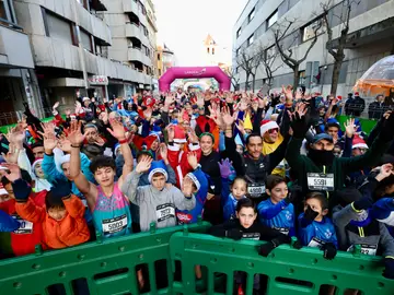León despide el año corriendo en una San Silvestre de récord con más de 8.200 participantes León despide el año corriendo en una San Silvestre de récord con más de 8.200 participantes