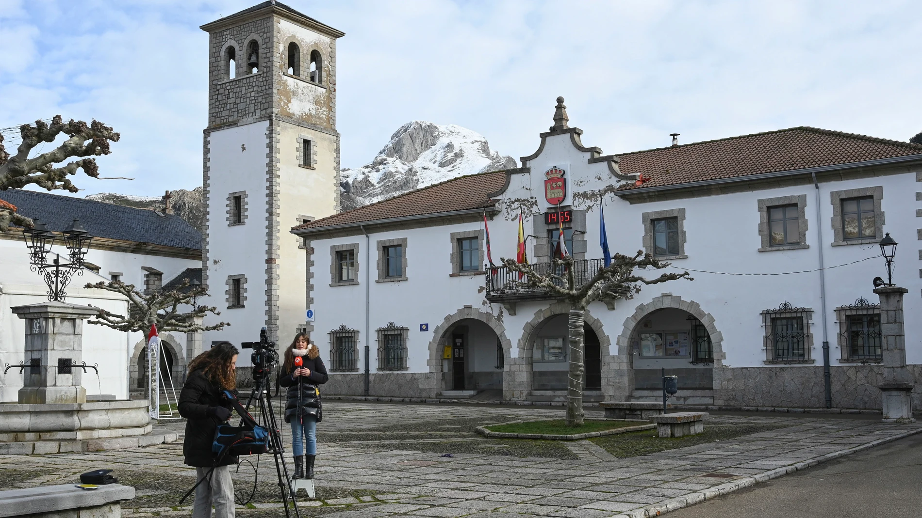 GRAF1161. VILLAMANIN (LEÓN), 29/12/2025.- Ayuntamiento de Villamanín (León). Nunca pensaron los vecinos de Villamanín que la suerte y la felicidad de que les tocará el 'Gordo' de Navidad supusiera, en tan solo unos días, la ruptura de la convivencia de este pequeño pueblo de la montaña leonesa, por lo que tratan de solucionar, con llamadas al consenso, el error de la comisión de fiestas que vendió más participaciones que décimos se jugaban. EFE/ J.Casares