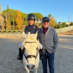 Carles Vilarrub&iacute;, empresario impulsor de la h&iacute;pica espa&ntilde;ola, con su nieto &Aacute;lex en el debut de este