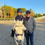 Carles Vilarrubí, empresario impulsor de la hípica española, con su nieto Álex en el debut de este