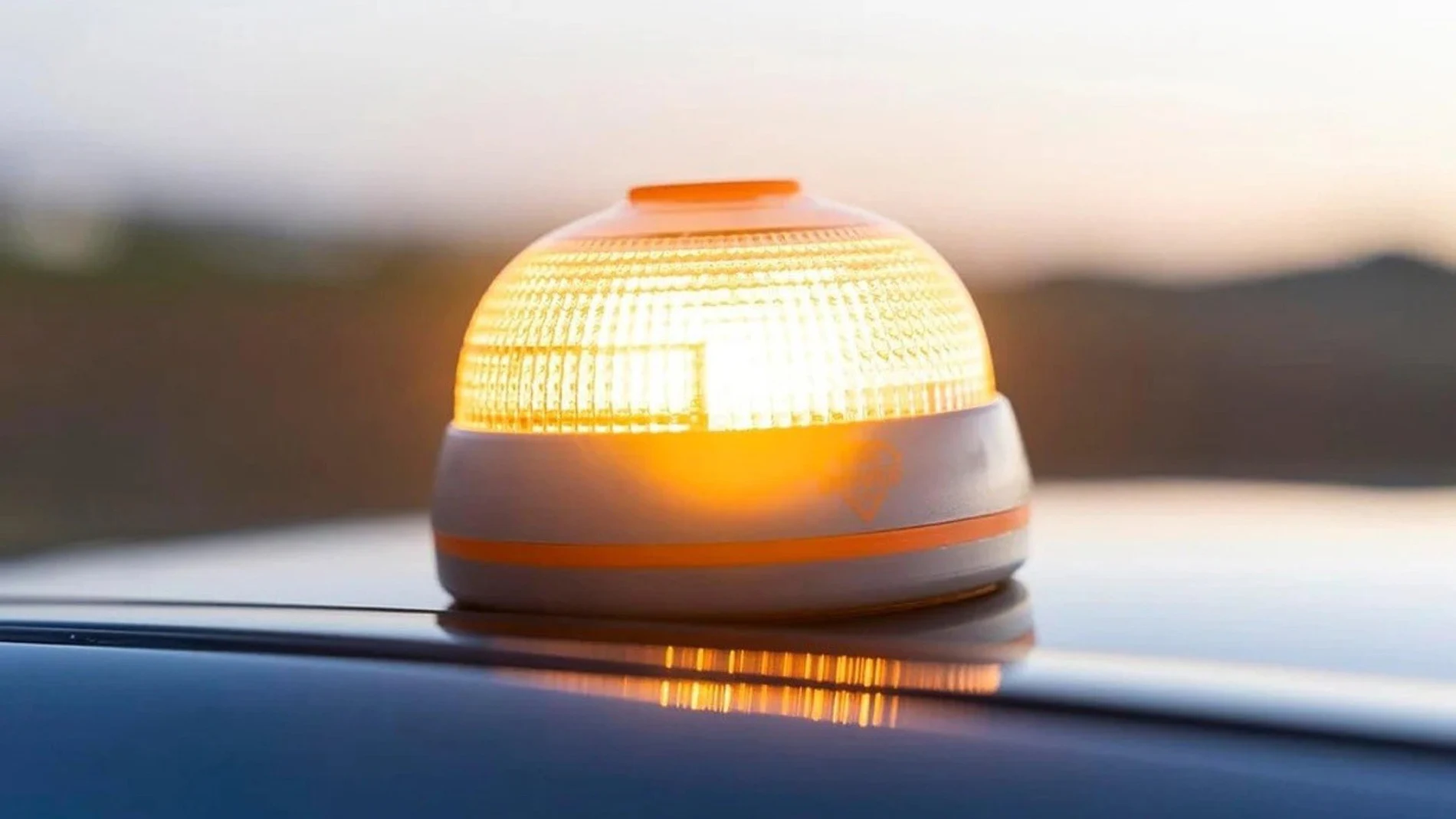 La DGT retira la homologación de cuatro balizas V16 por motivos administrativos