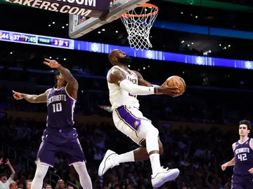 LeBron James se dispone a anotar en el partido ante los Kings LeBron James se dispone a anotar en el partido ante los Kings