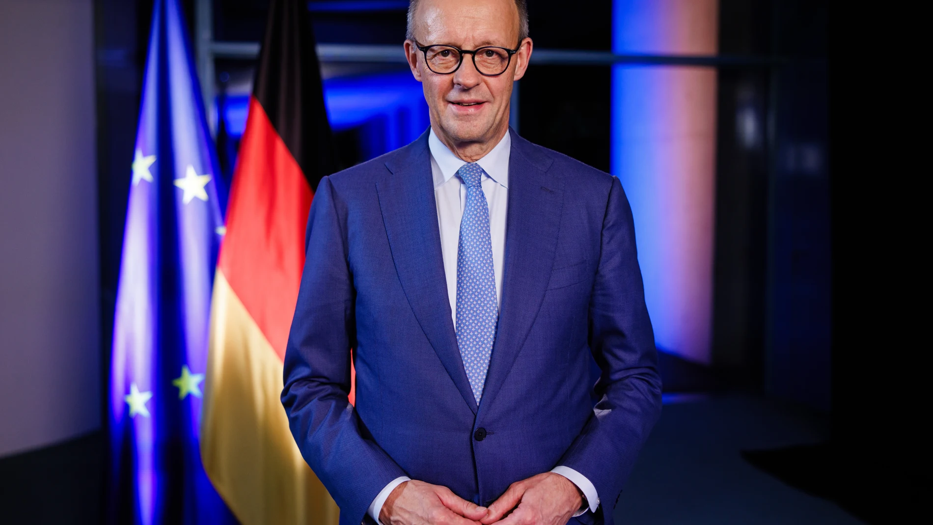 Berlin (Germany), 30/12/2025.- +++ EMBARGO for Agencies: 31 December 2025, 00:00 o'clock. EMBARGO for newspapers: Free for newspapers, 31 December 2025, EMBARGO for online editorial offices: 31 December 2025, 00:00 o'clock +++ German Chancellor Friedrich Merz stands in front of a TV camera prior to the recording of his first New Year's Address at the Federal Chancellery in Berlin, Germany, 19 December 2025 (issued 30 December 2025). (Alemania) EFE/EPA/CLEMENS BILAN / POOL +++ EMBARGOED UNTIL ...