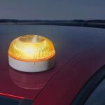 Una baliza V16 encima del coche parado
