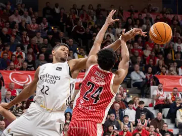 Tavares y Hicks luchan por un rebote en Murcia Tavares y Hicks luchan por un rebote en Murcia