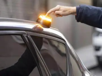 La baliza V-16 será obligatoria a partir del 1 de enero de 2026: Requisitos y cómo evitar multas de 80 euros La baliza V-16 será obligatoria a partir del 1 de enero de 2026: Requisitos y cómo evitar multas de 80 euros