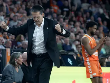Pedro Martínez celebra la victoria ante el Partizán Pedro Martínez celebra la victoria ante el Partizán