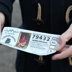 Una personas ense&ntilde;a uno de las participaciones premiadas