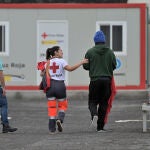 Uno de los 21 inmigrantes que han sido rescatados este domingo, por la Guardia Civil en aguas cercanas a El Hierro.