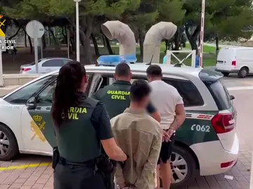 Dos detenidos en Alicante por su implicación en hurtos a personas mayores con el "método del abrazo" Dos detenidos en Alicante por su implicación en hurtos a personas mayores con el "método del abrazo"