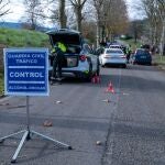 Imagen de recurso de un control de alcohol y drogas por parte de agentes de la DGT