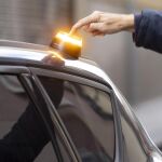 MADRID.-La baliza V-16 ser&aacute; obligatoria a partir del 1 de enero de 2026: Requisitos y c&oacute;mo evitar multas de 80 euros