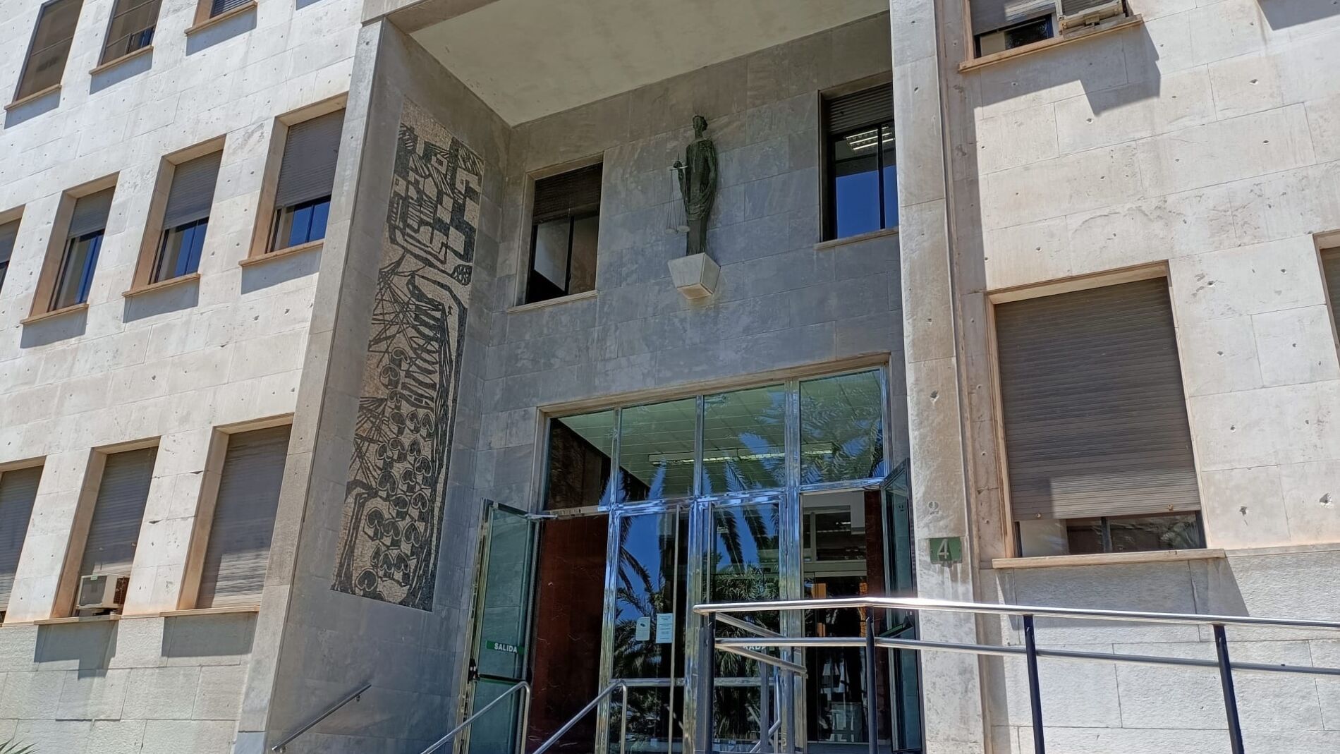 Condenado a cinco años y medio de cárcel por aislar a su mujer en un crucero y maltratarla